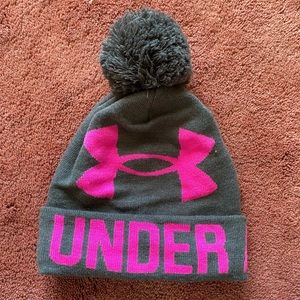 Under Armour Graphic Pom Beanie in Carbon Heather Gray/ Rebel Pink OS)
